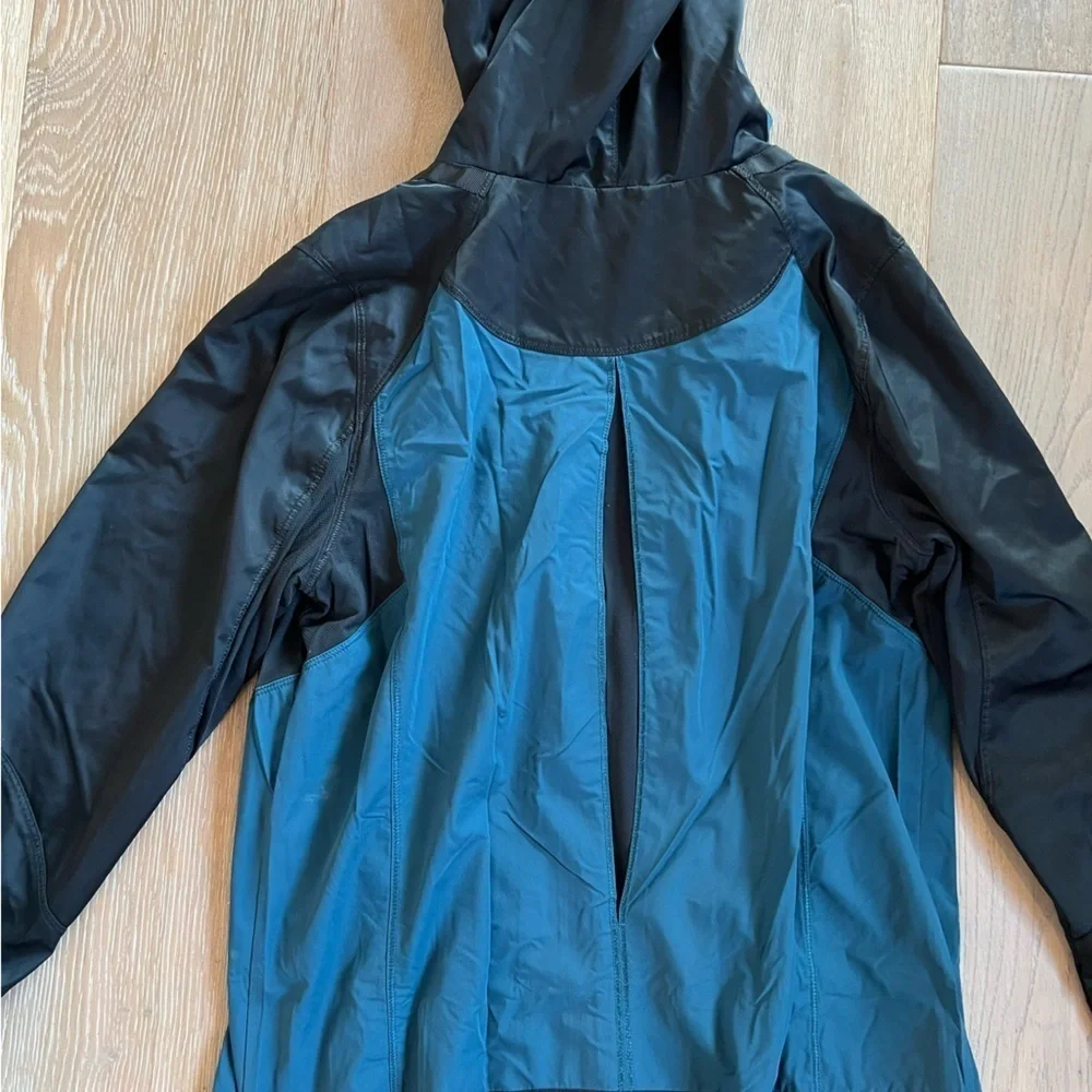 Lululemon Right Round Teal and Black Hooded Jacket